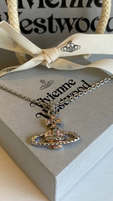 Vivienne Westwood bas relief pendant