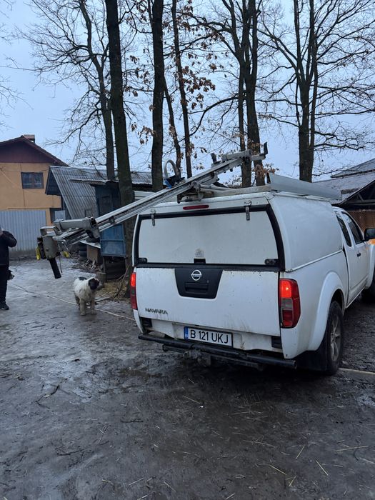 2 Nissan Navara la pret de 1