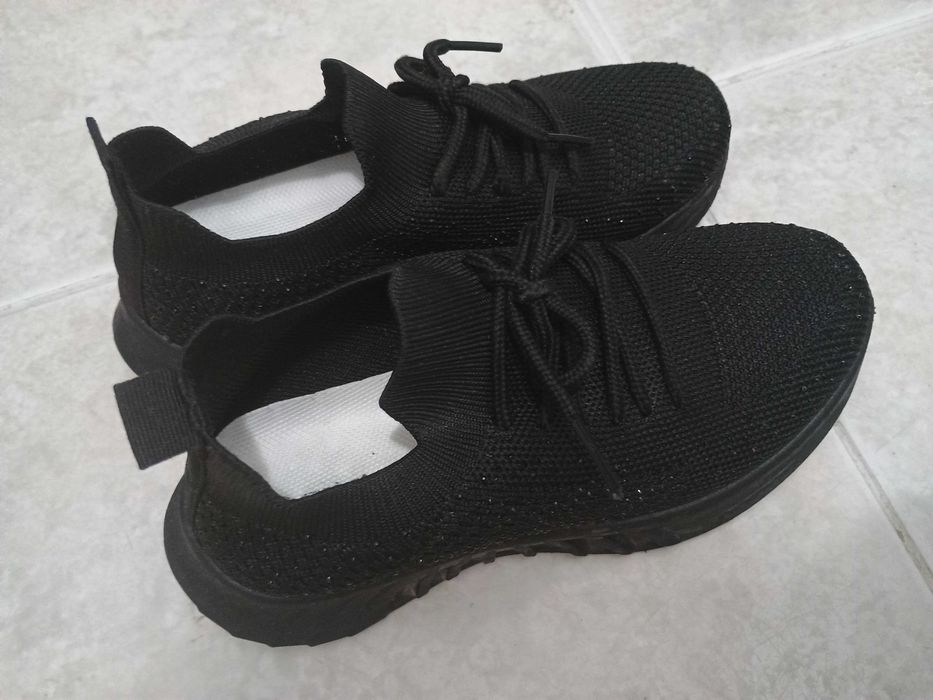 Продавам детски красиви маратонки за момиче с блестящ ефект