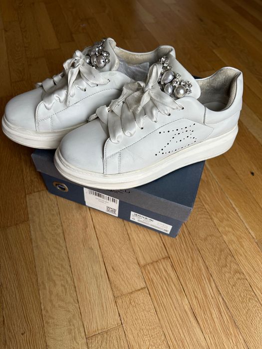 Off white , Toscablue