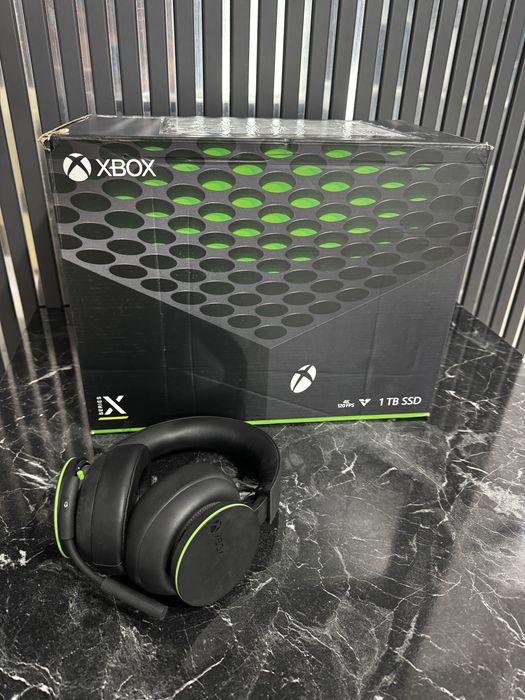 Vând pachet complet Xbox Series X, în stare foarte bună, perfect funcțional