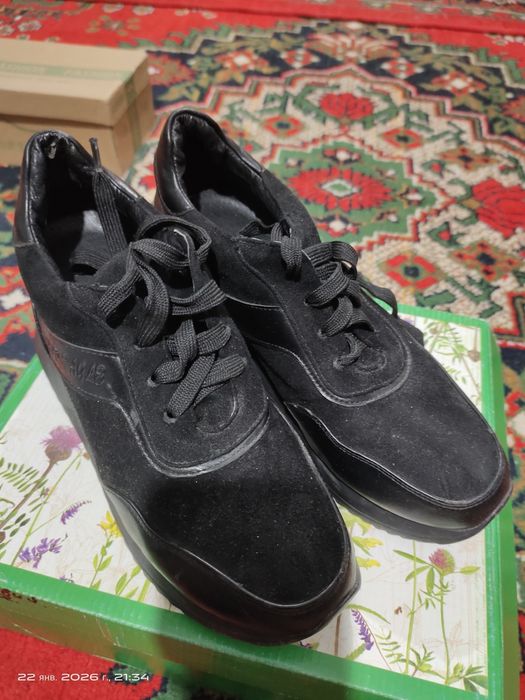 Замшевые кроссовки.