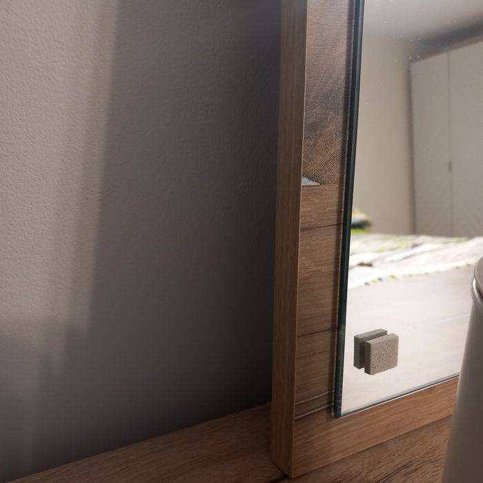 Огледало 60/60 см. стабилно и масивно. Чисто ново! Подложката на огле