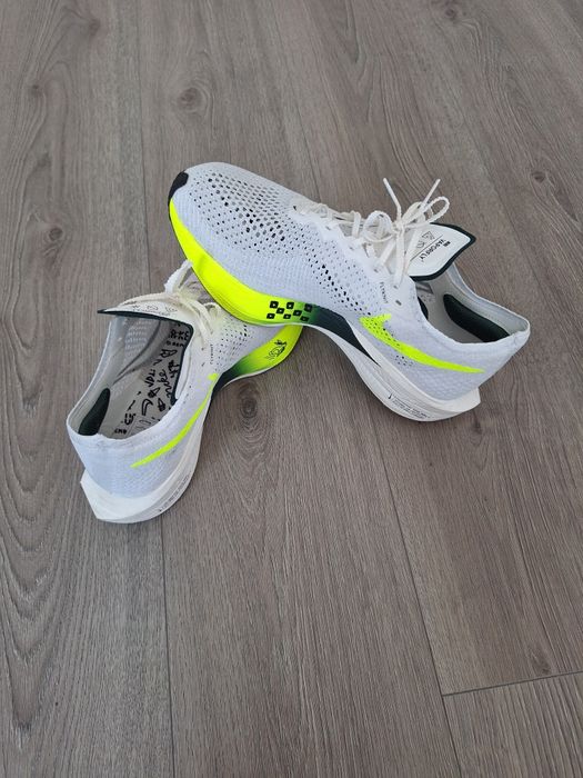 Adidași noi cu eticheta