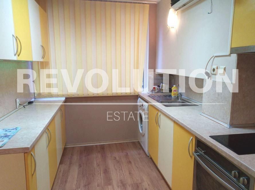 Дава се под наем Тристаен апартамент в Варна, Център - 94 кв.м за 977.16 € - Снимка #3