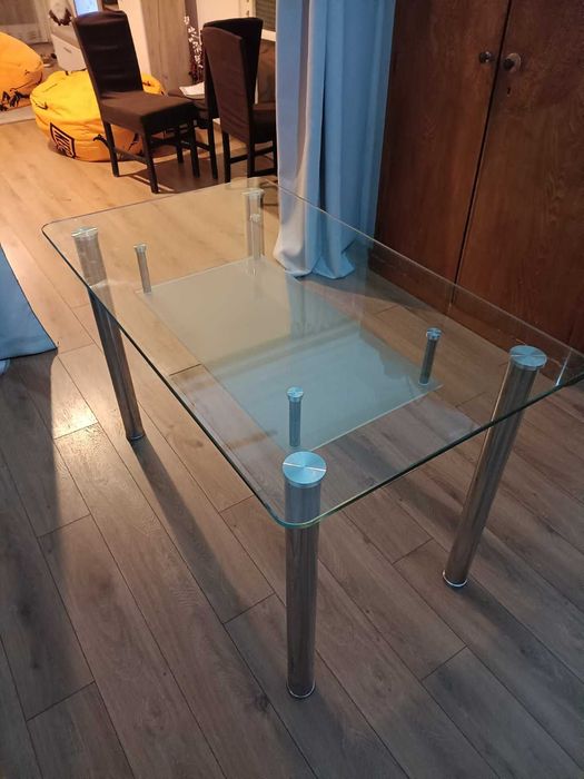 Стъклена трапезна маса