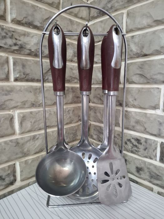 Пластиковая посуда,2 кухонных набора с подставкой,подставка,сушилка.