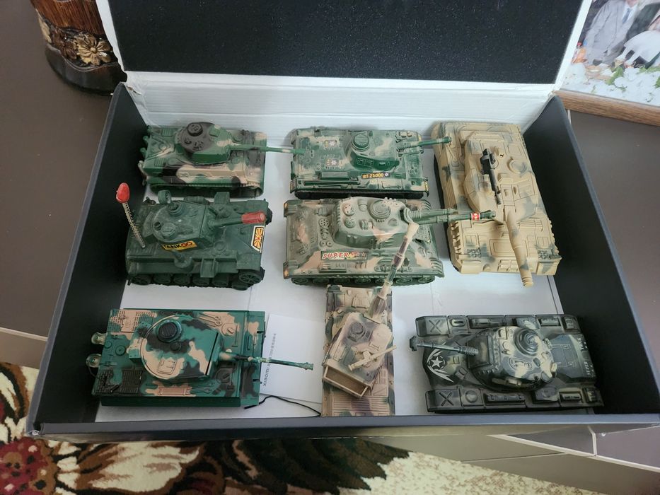 Книги, модели танков и игрушки бронетанковой техники