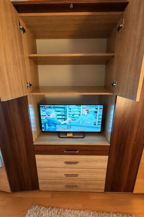 Dulap mare dormitor cu oglinda, sertare si spatiu TV – 220 x 220 cm