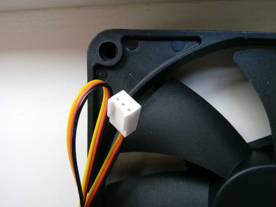 кулер 140 мм  на 140 мм DC 12V 3 pin 0.20A