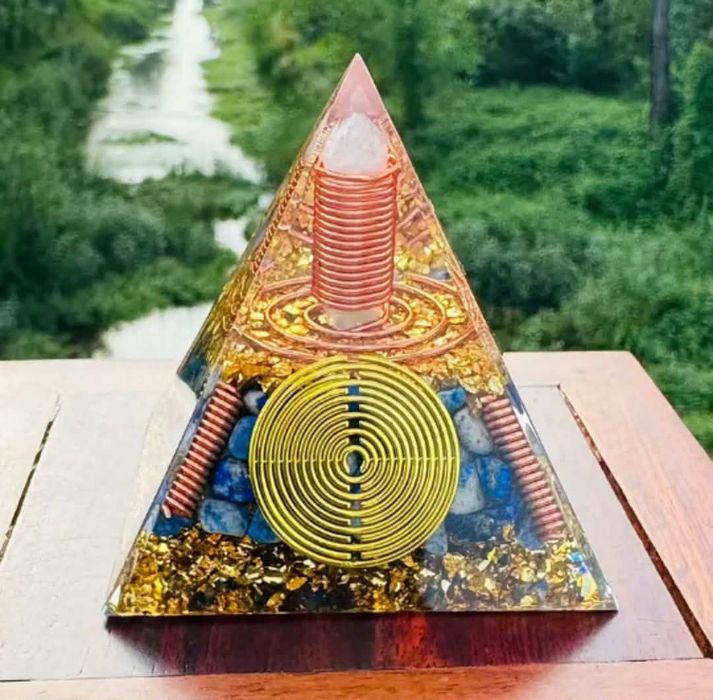 Tesla Coil пирамида с бял кристал - декорация и здраве