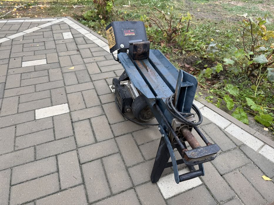 Spargator de lemne actionat prin presa hidraulica
