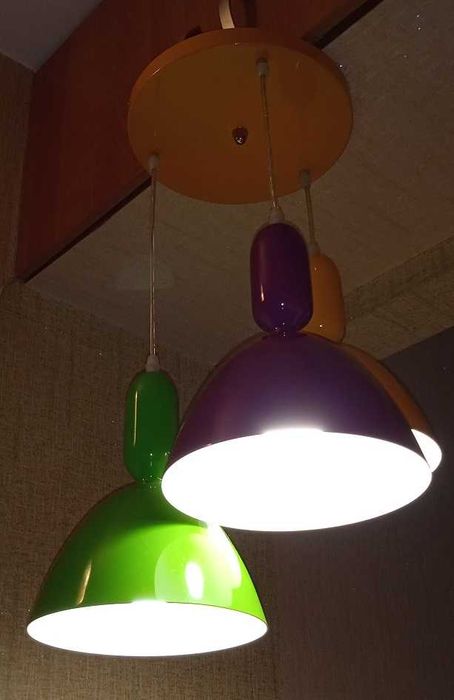 Люстра с тремя плафонами - подвесами б/у.