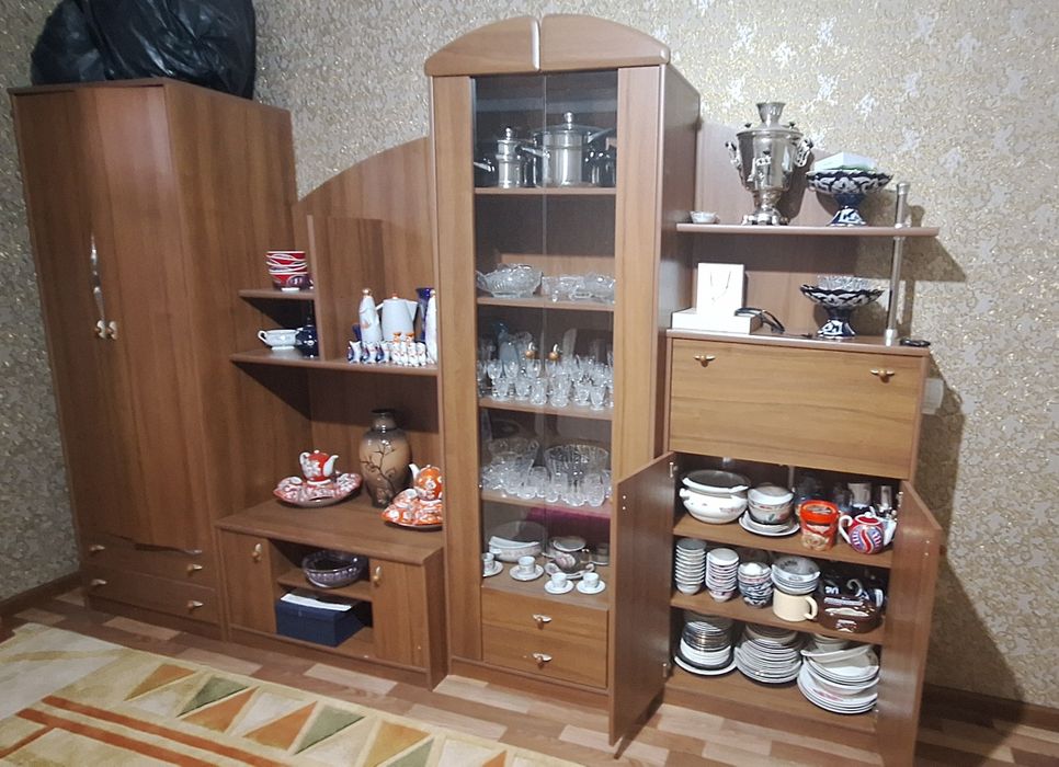 Продаю стенку с посудой