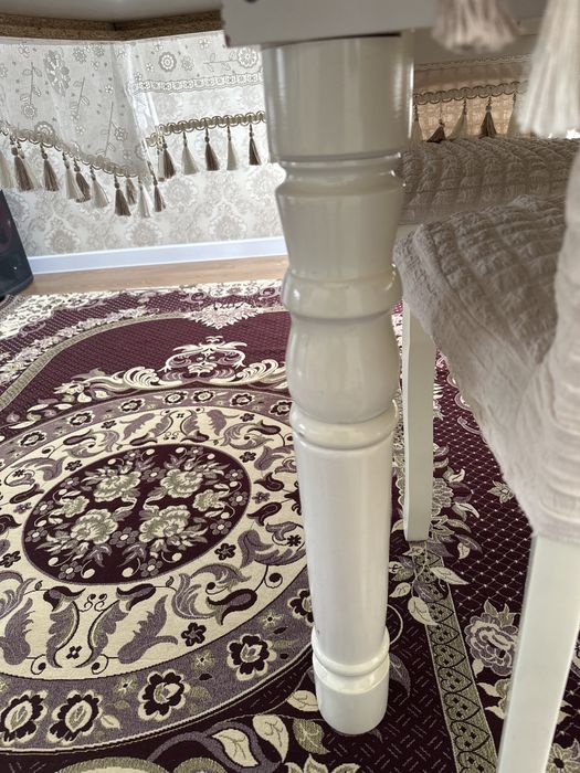 Стол и стулья в комплекте