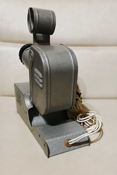 Прожекционен апарат с пет филмчета