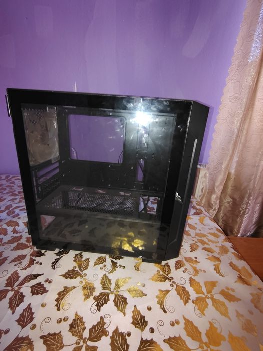 Vând carcasă PC gaming
