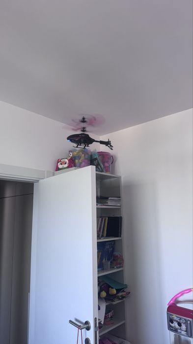 Elicopter care zboară cu telecomanda