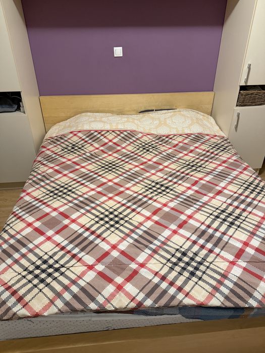 Продавам спалня с повгигащ механизъм