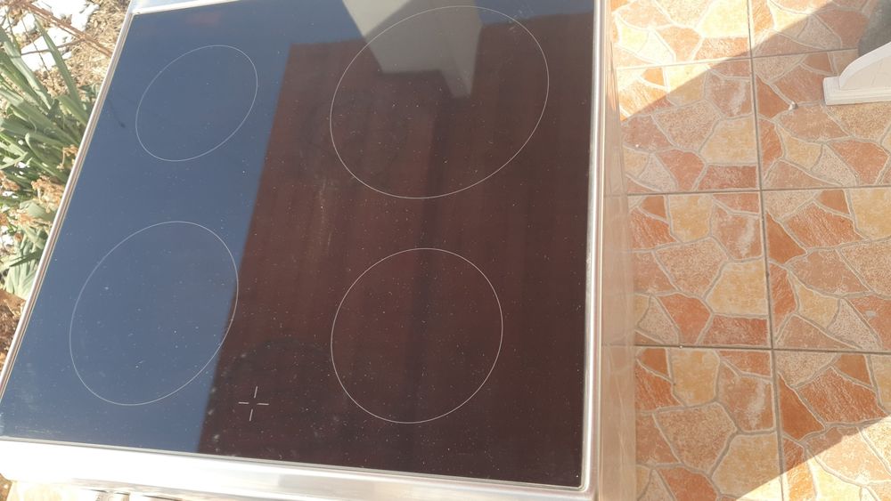 Aragaz nou Whirlpool 4 zone de gatit, Electric, Autocuratare