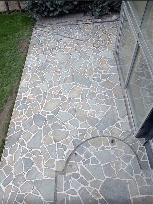 Vand si montez piatra naturala de grecia ma deplasez in toata tara