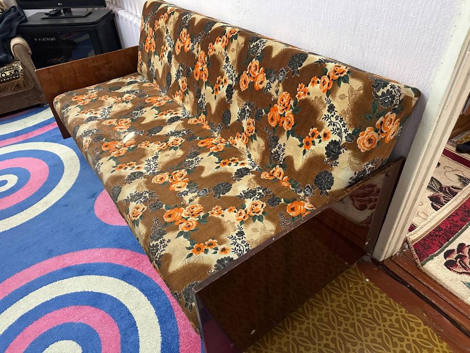 Продам диван, целый, не поломанный