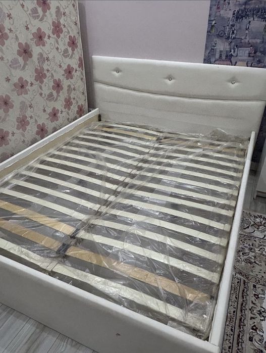 ПРОДАМ двуспальную кровать + подарок матрас