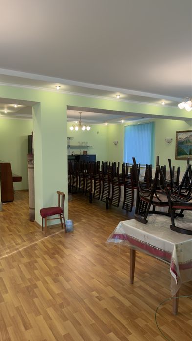 3 стола и 30 стульев