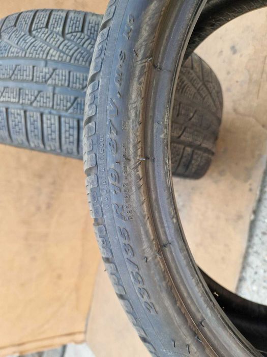 2 Pirelli R19 235/35 Зимни гуми  DOT3221