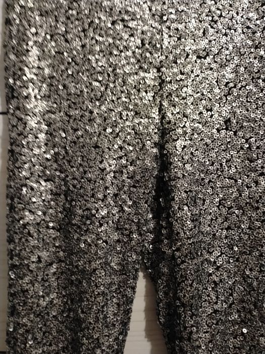 Pantaloni paiete argintii superbi  de luat ziua sau seara. Este sezonul schimbarilor
