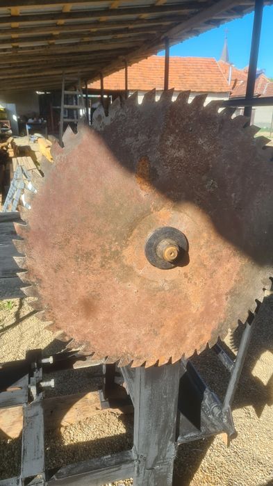 Circular cu motor trifazic
