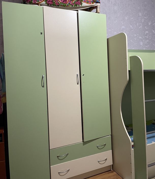 двухэтажный диван,шкаф