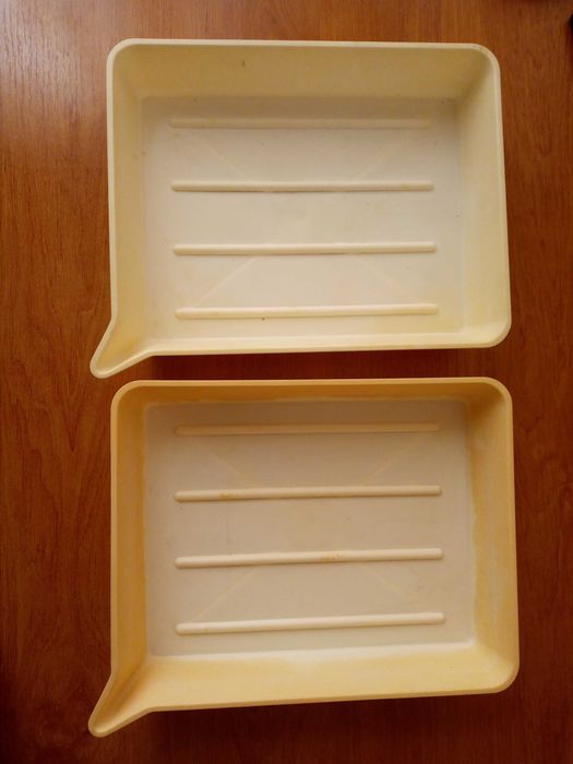 Плоская толстостенная пластмассовая посуда размером 22х28х5см