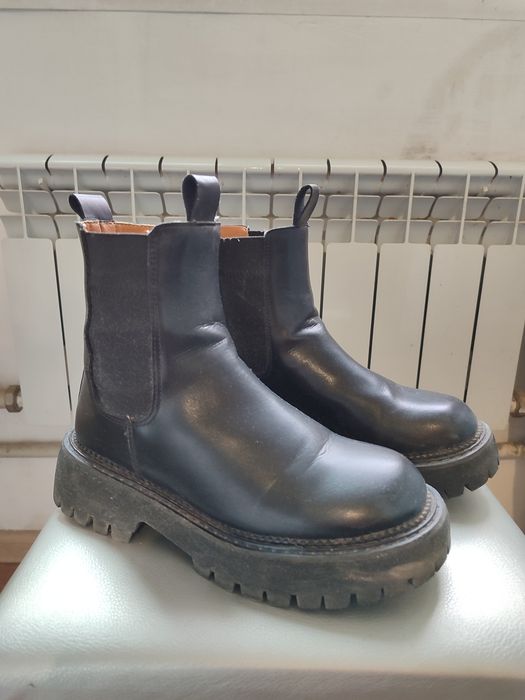 Весь обувь в хорошем состоянии