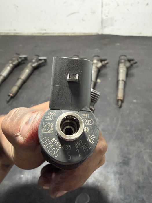 Injectoare BMW seria 5 E60 E61 535d 3.0 biturbo 272cp  7792096 | 0986435092