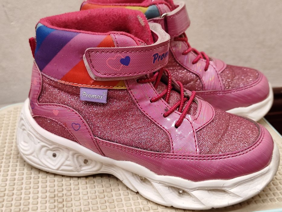 Продам ботинки демисезонные на девочку 29 размер.