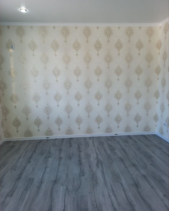 Поклейка обоев и галтель