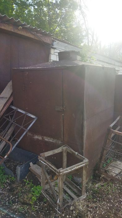 Железные емкости для сена,для зерна.