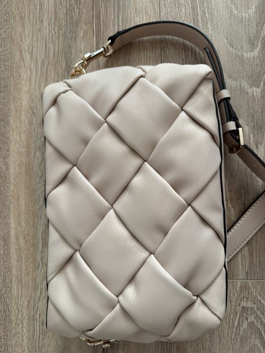 Нова бежова чанта Guess