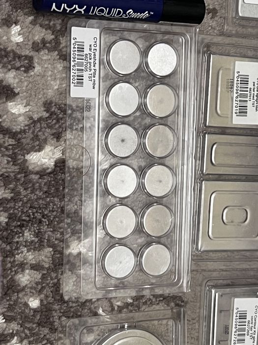 Vand lot de macheajuri noi