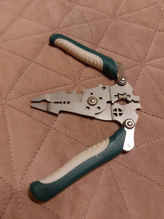 Cleste multifunctional pentru circuite electrice si electricieni