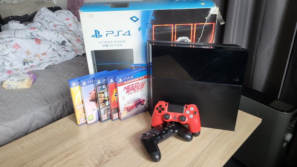 Playstation 4 1TB с 2 джойстика+5 игри подарък
