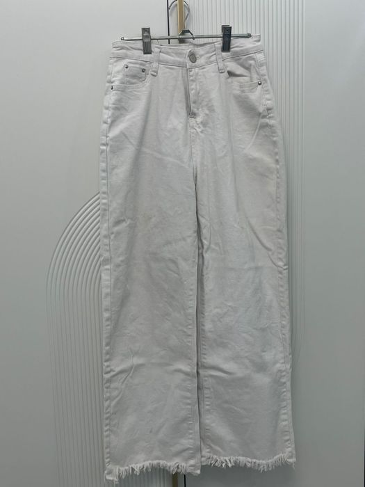 Продаются белые джинсы, кожаная юбка длинная, кожаные брюки .