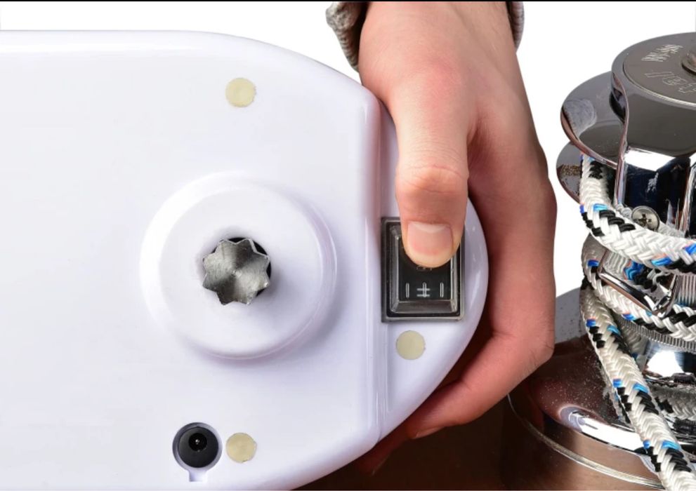 Електрическа лебедка за платноходка катамаран