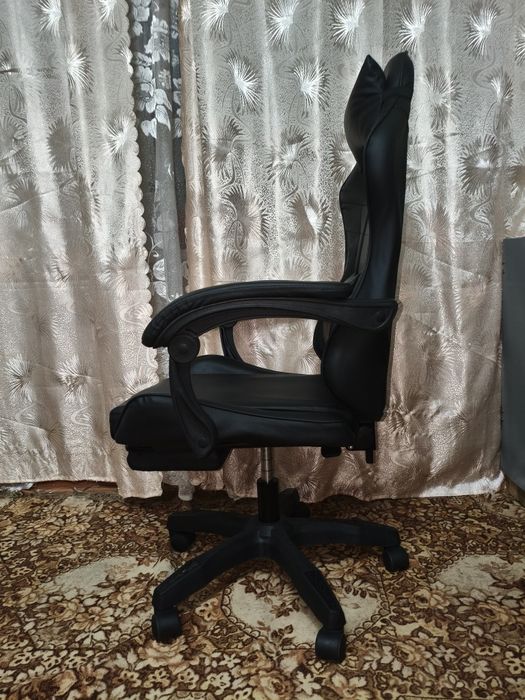 Стул черный игровой