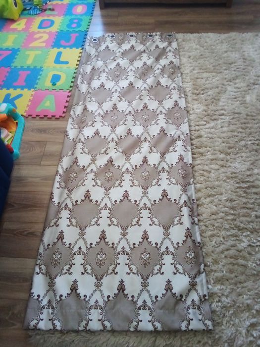 Vând draperie cu model