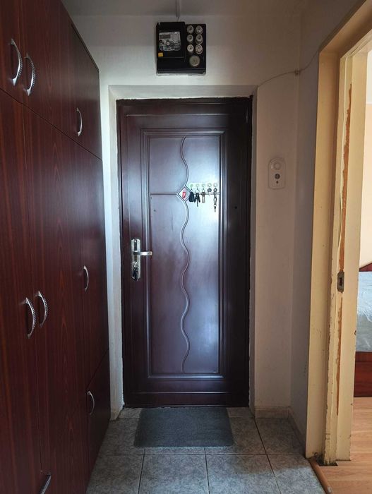 Apartament semidecomandat cu trei camere