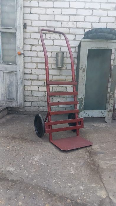 Тележка красная.