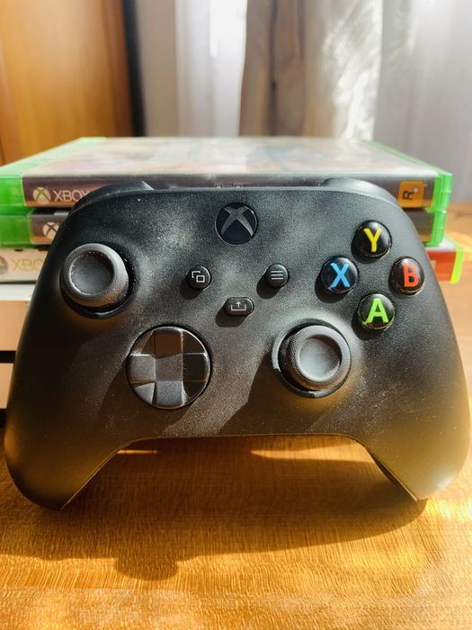 Vând Xbox one s cu 2 jocuri