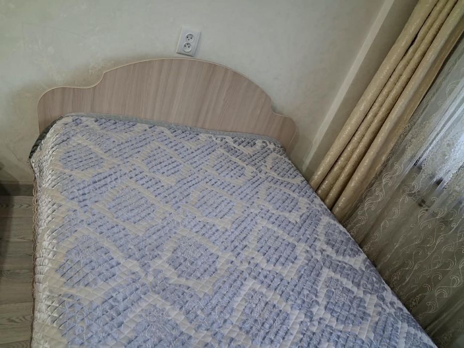 Продам шкаф,кровать,комод,палас.